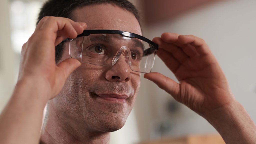 homme avec lunette de protection