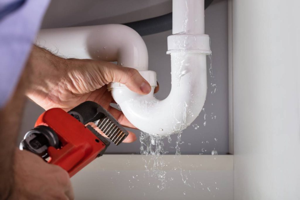 Débouchage de canalisations : quand faire intervenir un sanitaire ?