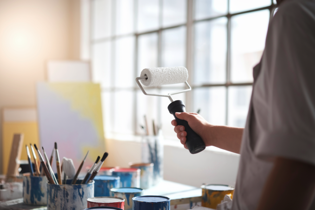 peintre-rouleau-toile-atelier-lumineux