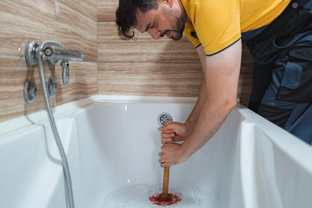 Les erreurs courantes qui aggravent un problème de canalisation bouchée