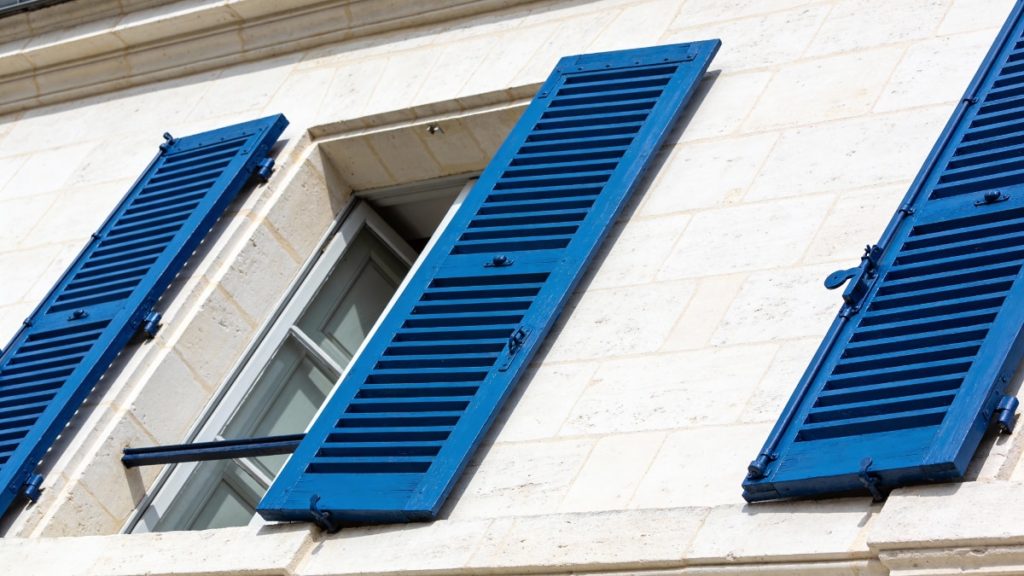 Quelle peinture choisir pour des volets en bois exposés aux intempéries ?