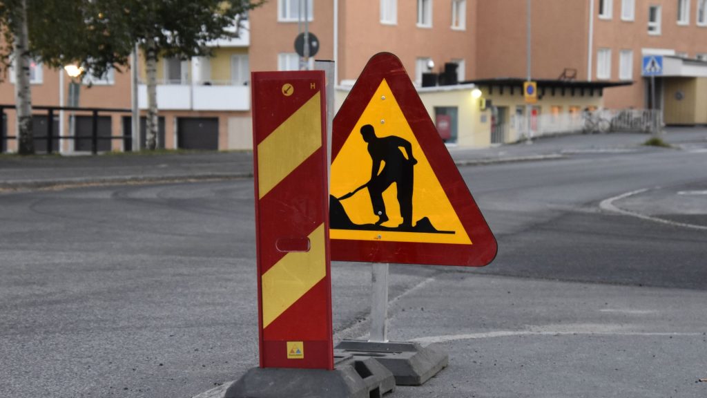 chantier-entree-panneaux-securite-casque-gilet