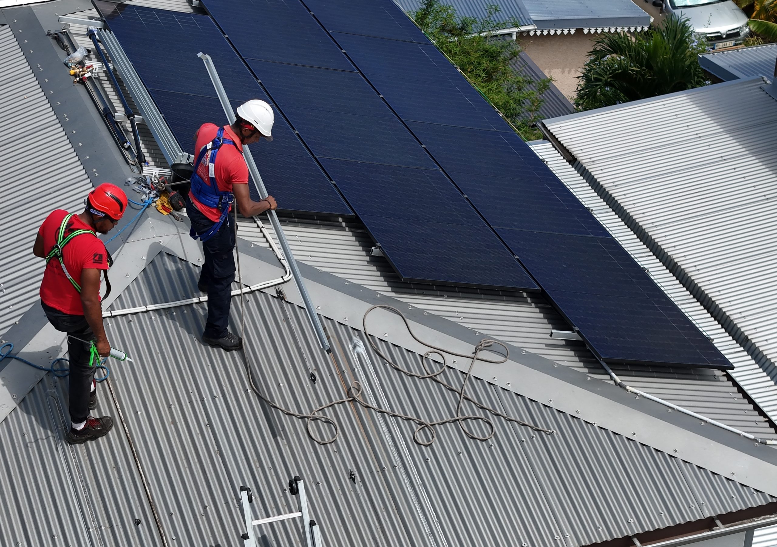Système de fixation renforcé pour panneaux solaires résistant aux cyclones et au sel à La Réunion.