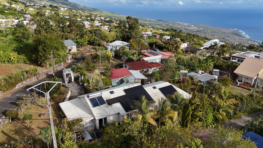 Panneaux photovoltaïques installés sur une toiture à La Réunion par Solar Service.