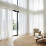 Voilage grande largeur : tout ce qu'il faut savoir pour habiller vos grandes fenêtres