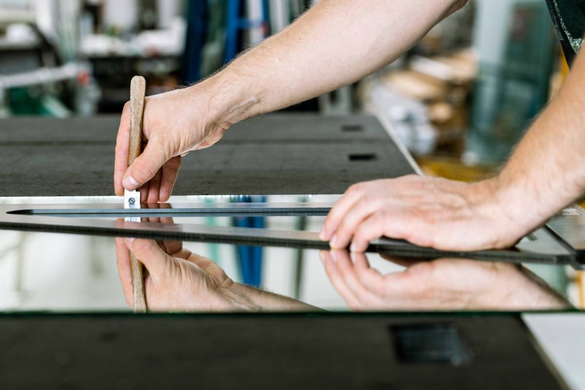 Comment choisir entre un artisan miroitier et une miroiterie en ligne ?
