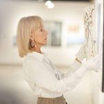 Cimaise pour tableau : l'art de l'accrochage discret chez soi