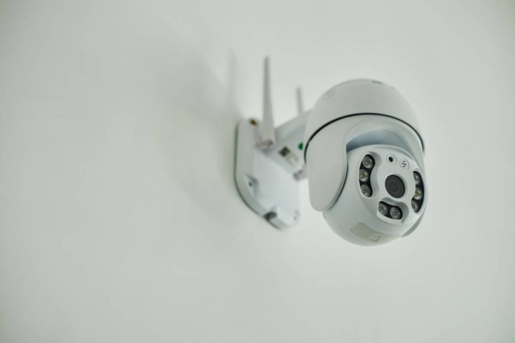Votre caméra IP écoute aussi : l'atout méconnu du micro intégré