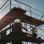 Comment les entrepreneurs du bâtiment choisissent-ils leurs équipements pour maximiser les profits ?