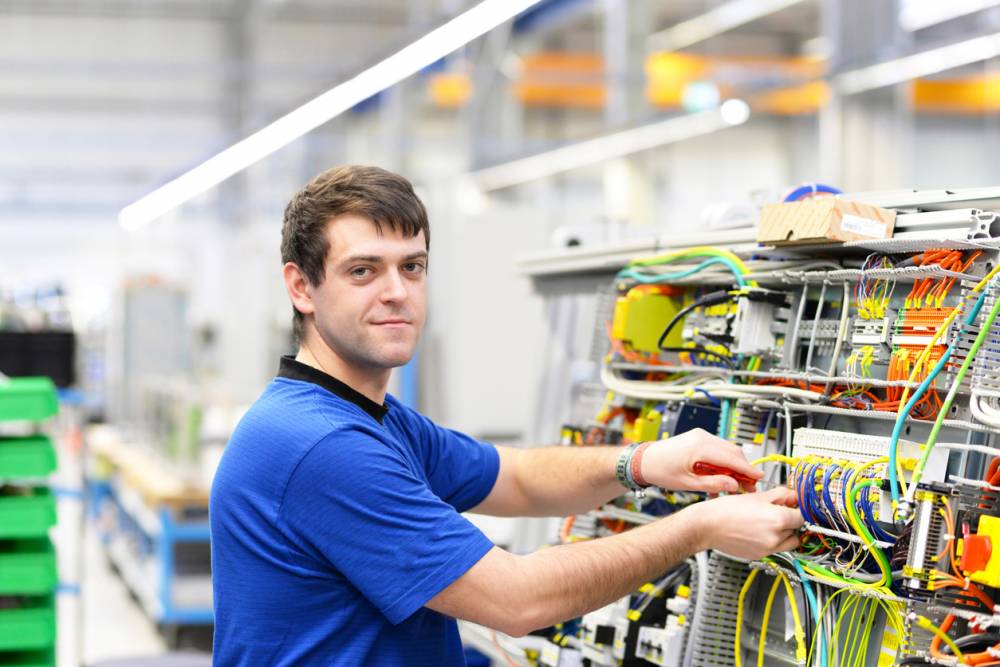 Se reconvertir électricien grâce à une formation CAP 100 % à