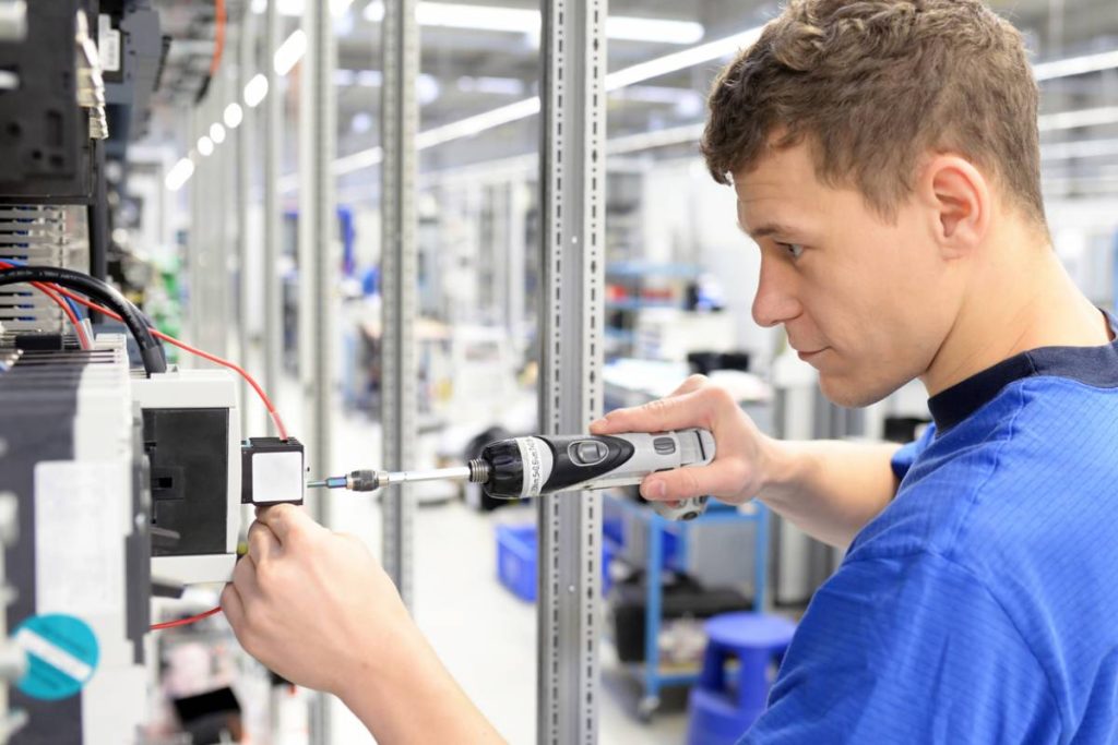 Se reconvertir électricien grâce à une formation CAP 100 % à distance