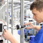 Se reconvertir électricien grâce à une formation CAP 100 % à distance